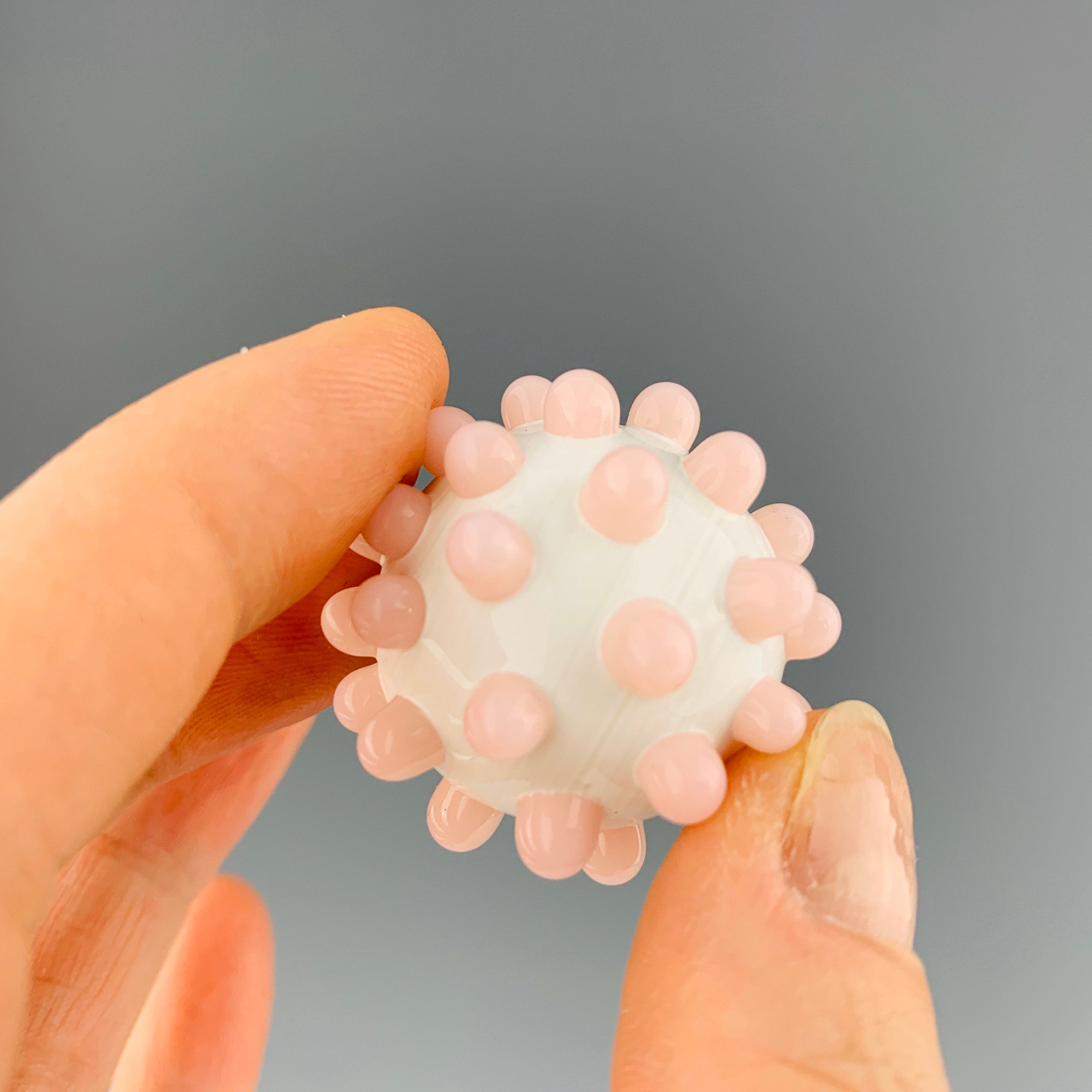 Mármol con clavos rosa y blanco