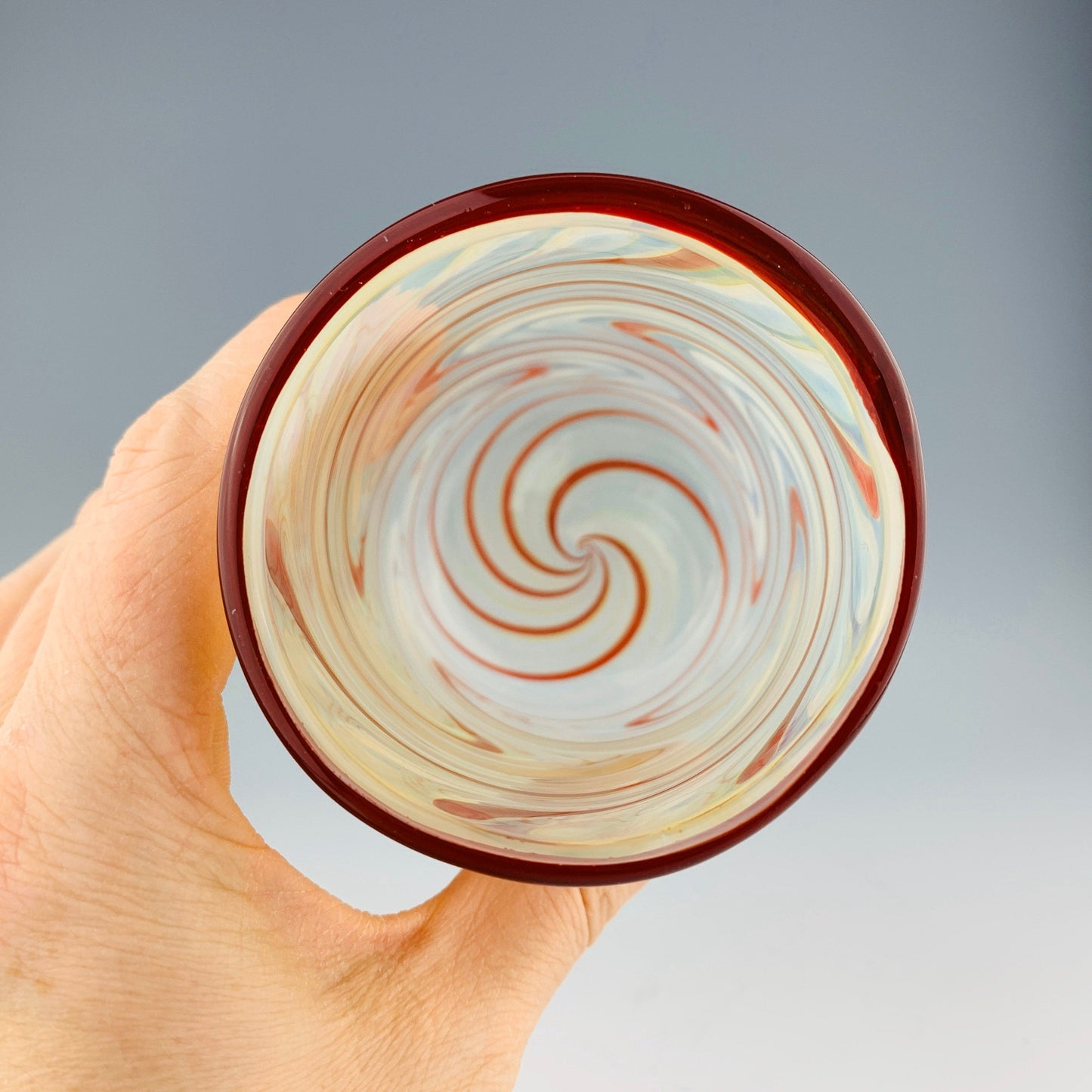 Taza transparente y roja