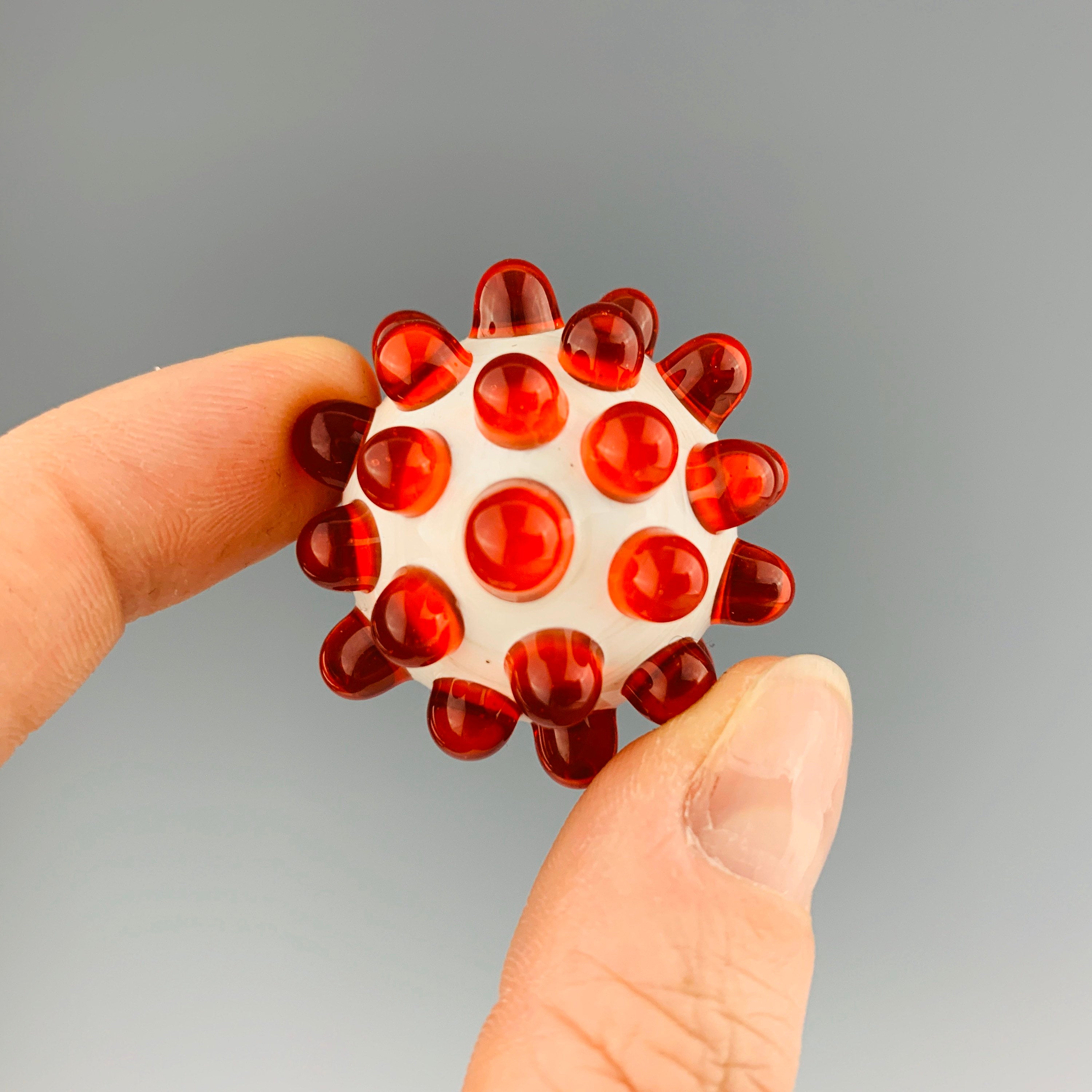 Mármol con tachuelas rojas y blancas
