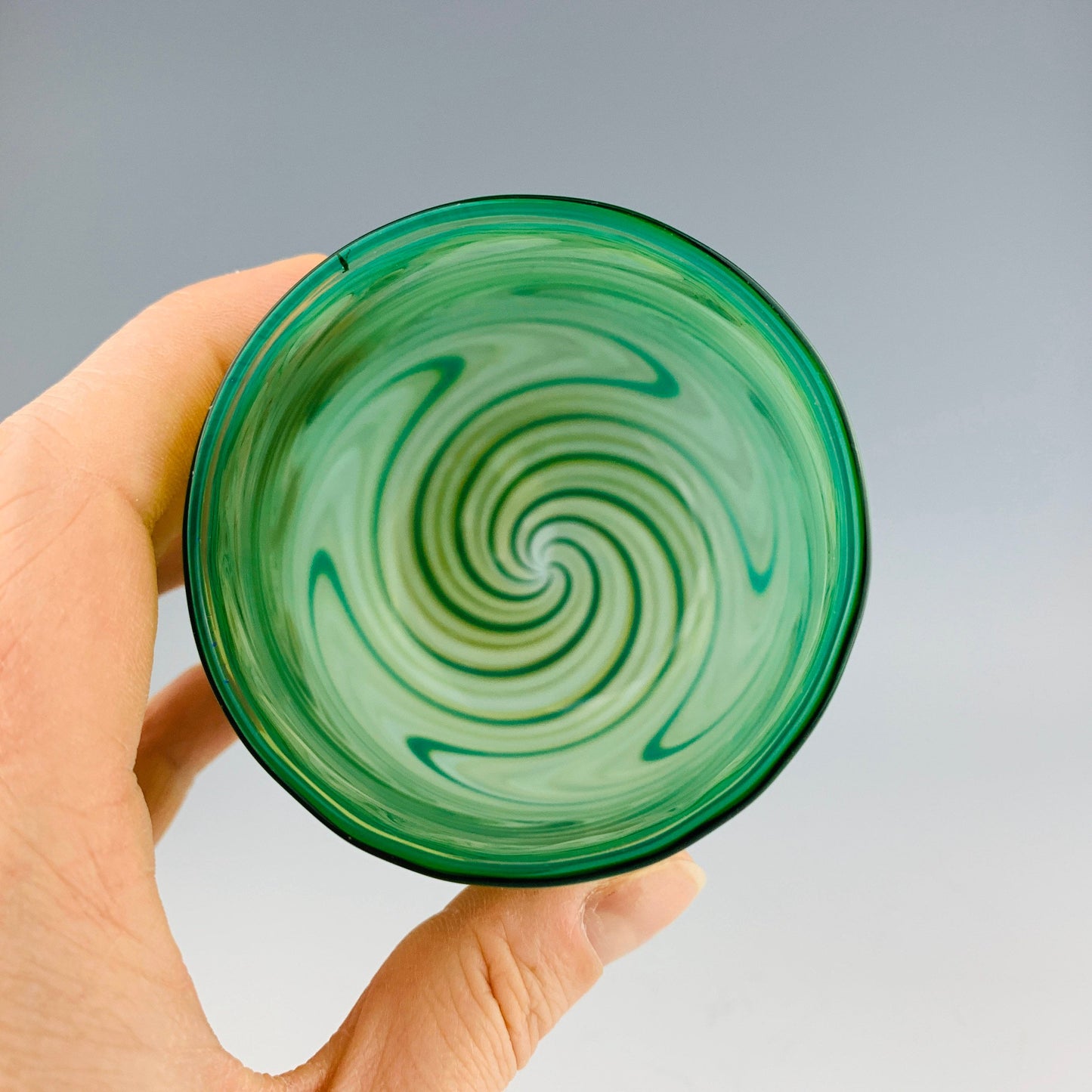 Copa de vino sin tallo verde y verde azulado