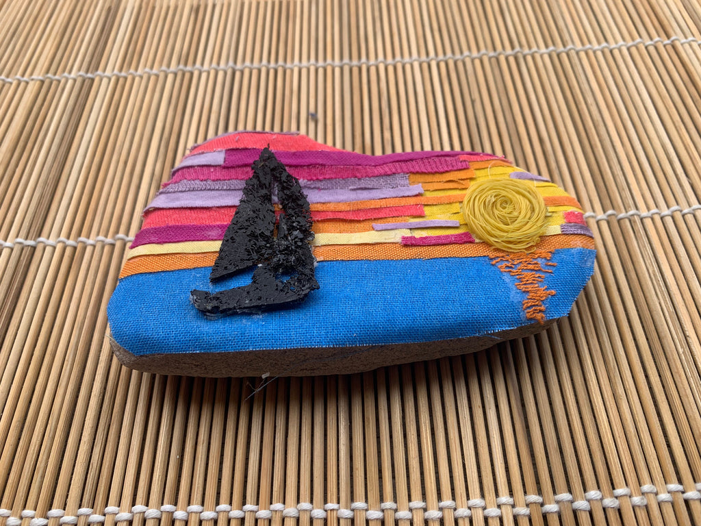 SailToSun - Pieza única de arte sobre piedra de playa. Pisapapeles. Decoración. Colección.